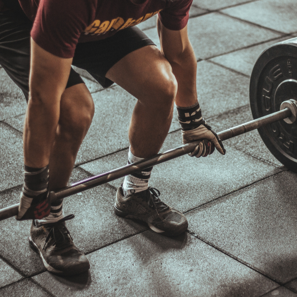 Mann beim Gewichtheben - LPZ Muskelaufbau