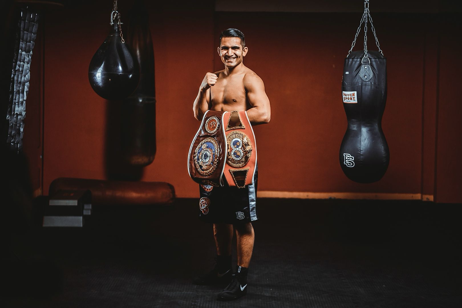 Boxer mit Champion-Gürteln - LPZ Partner